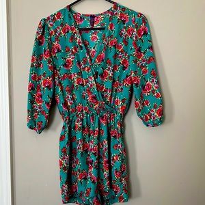 Silk material, quarter link sleeves, dress up or down